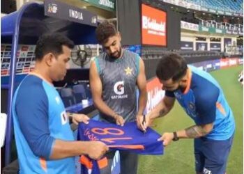 ind-vs-pak-Virat Kohli gifts signed India jersey to Haris Rauf saaksha tv