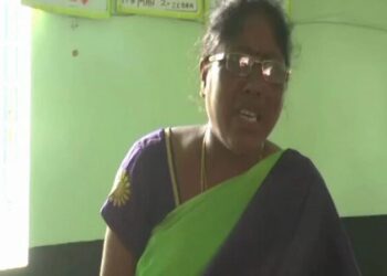 Tumakuru: ಮದ್ಯಪಾನ ಮಾಡಿ ಶಾಲೆಗೆ ಬರುತ್ತಿದ್ದ ಶಿಕ್ಷಕಿ – ಎಣ್ಣೆ ಕಿಕ್ಕಲ್ಲೇ ಪಾಠ…