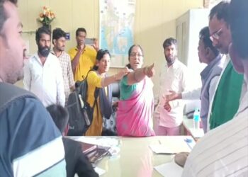 HD Kote Tahshildar : – ರೈತರ ಸಂಘದವರ ಮೇಲೆ ಕಿರುಚಾಡಿದ ಲೇಡಿ ತಹಶೀಲ್ದಾರ್…