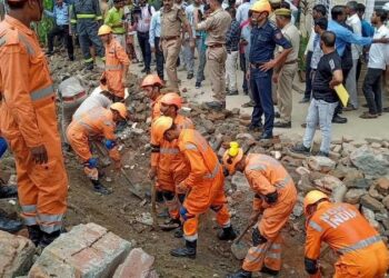 housing society: ಹೌಸಿಂಗ್ ಸೊಸೈಟಿಯ ಗೋಡೆ ಕುಸಿದು ನಾಲ್ವರ  ಸಾವು 8 ಮಂದಿ ಗಾಯ… 