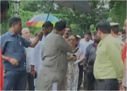 congress-mla aravinda limbavali insulted the woman at bangaluru