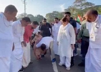 Bharat Jodo Yatra: ಬಾಲಕಿಗೆ ಚಪ್ಪಲಿ ಧರಿಸಲು ನೆರವಾದ ರಾಹುಲ್ ಗಾಂಧಿ