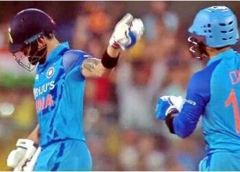 virat-kohli-asks-dinesh-karthik-keep-strike-last-2-balls