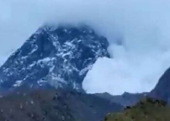 Kedarnath: ಕೇದಾರನಾಥ ದೇವಸ್ಥಾನದ ಬಳಿ ಭಾರಿ ಹಿಮ ಕುಸಿತ… 