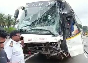 bhatkal-accident-between-tempo-and-airavat-bus