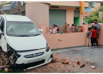 Mandya: ಭೀಕರ ರಸ್ತೆ ಅಪಘಾತ, ಕಾಂಪೌಂಡ್ ಏರಿದ ಕಾರು…