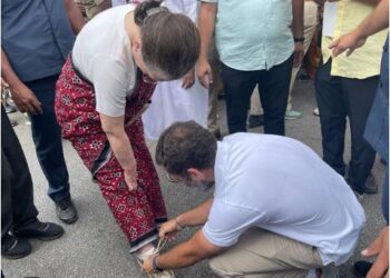 rahul-gandhi-fixes-mother-soniya-gandhi-shoes