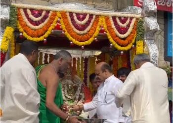 S T Somashekhar pooja to Chamundeshwari Utsavmurthy