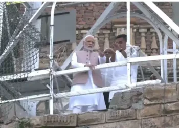 Modi-ಕೇಬಲ್ ಸೇತುವೆ ಅಪಘಾತ ಸ್ಥಳವನ್ನು ಪರಿಶೀಲಿಸಿದ ಮೋದಿ