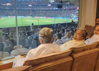 ಆರ್ ಸಿಬಿ ಮ್ಯಾಚ್ ವೀಕ್ಷಿಸಿದ ಮಾಜಿ ಸಿಎಂ ಸಿದ್ದರಾಮಯ್ಯ!