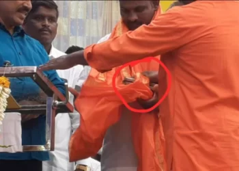 ಜನಾರ್ದನ ರೆಡ್ಡಿ ಮುಂದೆಯೇ ಅಭ್ಯರ್ಥಿಗೆ ಲಕ್ಷ ರೂ. ನೀಡಿದ ಸ್ವಾಮೀಜಿ