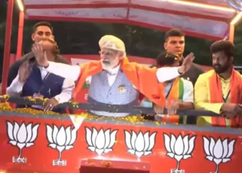 4 ಕಿ.ಮೀ ಭರ್ಜರಿ ರೋಡ್ ಶೋ ನಡೆಸಿದ ಪ್ರಧಾನಿ!