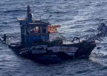 ಮೀನುಗಾರಿಕೆಗೆ ತೆರಳಿದ್ದ ಬೋಟ್ ಮುಳುಗಡೆ – 14 ಜನರ ರಕ್ಷಣೆ