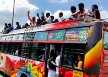 ಮತದಾನ ಮಾಡಲು ಊರಿಗೆ ತೆರಳುತ್ತಿರುವವರ ಪರದಾಟ!