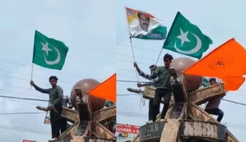 ಭಟ್ಕಳದಲ್ಲಿ ಕೇಸರಿ ಧ್ವಜದ ಪಕ್ಕ ಇಸ್ಲಾಂ ಧ್ವಜ ಹಾರಿಸಿದ ಯುವಕರು