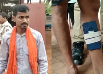 ಕಾಲಿಗೆ ಮೊಬೈಲ್ ಇಟ್ಟುಕೊಂಡು ಬಂದಿದ್ದ ಕಾರ್ಯಕರ್ತ!