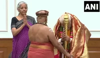 ಪ್ರಧಾನಿಗೆ ಸೆಂಗೋಲ್ ಹಸ್ತಾಂತರಿಸಿದ ಅಧೀನಂ ಪೀಠಾಧಿಪತಿ