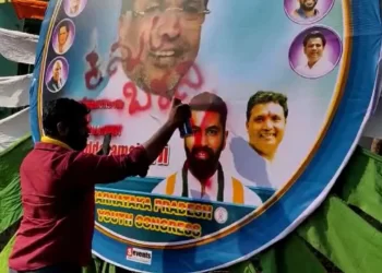 ಇಂಗ್ಲಿಷ್ ನಲ್ಲಿ ಸಿದ್ದರಾಮಯ್ಯಗೆ ಶುಭ ಹಾರೈಸಿರುವ ಪೋಸ್ಟರ್ ಹರಿದ ಕನ್ನಡಪರ ಸಂಘಟನೆ