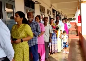 Karnataka Assembly election: ಕೇವಲ 4 ತಿಂಗಳು ಮಗುವಿನೊಂದಿಗೆ ಮತಗಟ್ಟೆಗೆ ಬಂದ ಮಹಿಳೆ