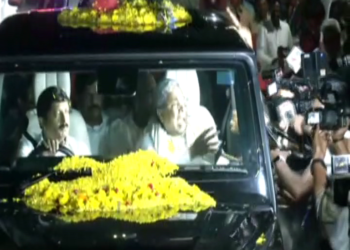 ಸಿಎಂ, ಡಿಸಿಎಂ ಆಗಿ ಆಯ್ಕೆಯಾಗಿ ರಾಜ್ಯಕ್ಕೆ ಗ್ರ್ಯಾಂಡ್ ಎಂಟ್ರಿ ಕೊಟ್ಟ ನಾಯಕರು