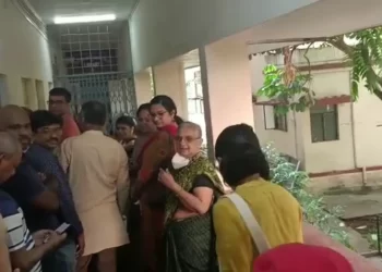 karnataka Assembly Election: ಸರತಿಯಲ್ಲಿ ನಿಂತ ಹಕ್ಕು ಚಲಾಯಿಸಿದ ಸುಧಾಮೂರ್ತಿ ದಂಪತಿ!