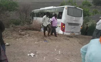 ಬೈಕ್ ಗೆ ಡಿಕ್ಕಿ ಹೊಡೆದು ಹೊಲಕ್ಕೆ ನುಗ್ಗಿದ ಬಸ್; 30ಕ್ಕೂ ಅಧಿಕ ಪ್ರಯಾಣಿಕರಿಗೆ ಗಾಯ