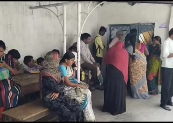 ಆಧಾರ್ ಕೇಂದ್ರದಲ್ಲಿ ಹೆಚ್ಚಿದ ಒತ್ತಡ; ಕಣ್ಣೀರು ಸುರಿಸಿದ ಸಿಬ್ಬಂದಿ