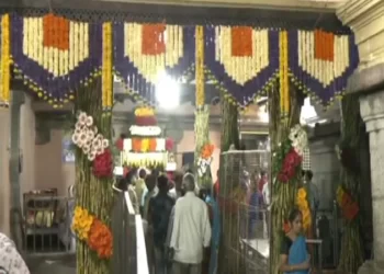 ಆಷಾಢ ಮಾಸದ ಹಿನ್ನೆಲೆಯಲ್ಲಿ ಚಾಮುಂಡೇಶ್ವರಿ ಸನ್ನಿಧಿಗೆ ಹರಿದು ಬಂದ ಭಕ್ತ ಸಾಗರ