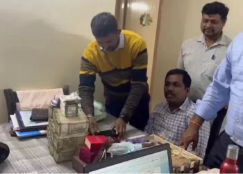 ಬಾಗಿಲು ತೆರೆಯುತ್ತಿದ್ದಂತೆ ಎಂಟ್ರಿಯಾದ ಲೋಕಾಯುಕ್ತ ಅಧಿಕಾರಿಗಳು
