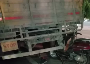 ಕೆಟ್ಟು ನಿಂತಿದ್ದ ಲಾರಿಗೆ ಸ್ಕೂಟರ್ ಡಿಕ್ಕಿ; ದಂಪತಿ ಸಾವು