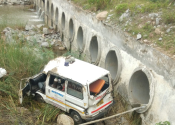 ಶವ ಸಾಗಿಸುತ್ತಿದ್ದ ಆಂಬುಲೆನ್ಸ್ ಪಲ್ಟಿ!