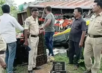 ಮುಗುಚಿ ಬಿದ್ದ ಟೊಮೆಟೋ ಟ್ರ್ಯಾಕ್ಟರ್; ಸೆಕ್ಯೂರಿಟಿ ನೀಡಿದ ಪೊಲೀಸರು