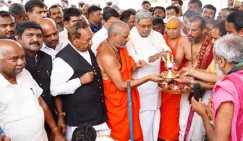 ಈಶ್ವರಪ್ಪರನ್ನು ಸನ್ಮಾನಿಸಲು ನಿರಾಕರಿಸಿದ ಸಿದ್ದರಾಮಯ್ಯ