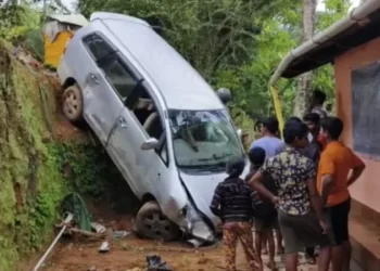20 ಅಡಿ ಆಳಕ್ಕೆ ಬಿದ್ದ ಕಾರು; ಪ್ರಾಣಾಪಾಯದಿಂದ ಪಾರು