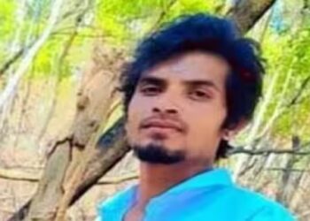ಕಲ್ಲಿನಿಂದ ಜಜ್ಜಿ ನಡು ಬೀದಿಯಲ್ಲೇ ಯುವಕನ ಬರ್ಬರ ಹತ್ಯೆ