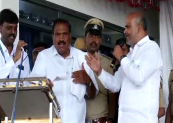 ವೇದಿಕೆ ಮೇಲೆಯೇ ಕಿತ್ತಾಡಿಕೊಂಡ ಶಾಸಕರು