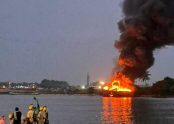 ನಿಲ್ಲಿಸಿದ್ದ ಬೋಟ್ ನಲ್ಲಿ ಆಕಸ್ಮಿಕ ಬೆಂಕಿ