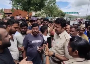 ಬ್ಯಾರಿಕೇಡ್ ಎಳೆದ ಪೊಲೀಸರು; ಮಹಿಳೆಯ ಮೇಲೆ ಹರಿದ ಟಿಪ್ಪರ್