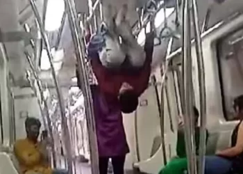 ಮೆಟ್ರೋದಲ್ಲಿ ಸ್ಟಂಟ್ ಮಾಡಿದ ವಿದ್ಯಾರ್ಥಿ! ಮುಂದೇನಾಯ್ತು?