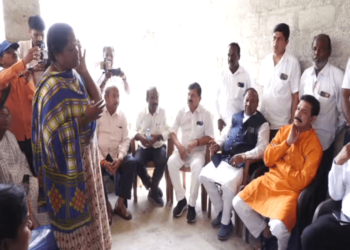 ಮೂರು ಚೀಲದಲ್ಲಿ ಟೈಲ್ಸ್ ಪೀಸ್ ತುಂಬಿಟ್ಟಿದ್ದೇವೆ