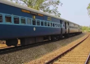 ರೈಲಿಗೆ ಬಾಲಕಿ ಎಸೆದ ಪಾಪಿ! ಕೈ, ಕಾಲು ಕಟ್