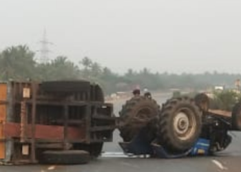 ಟ್ರ್ಯಾಕ್ಟರ್ ಗೆ ಲಾರಿ ಡಿಕ್ಕಿ; ಓರ್ವ ಸಾವು, 8 ಜನರ ಸ್ಥಿತಿ ಗಂಭೀರ