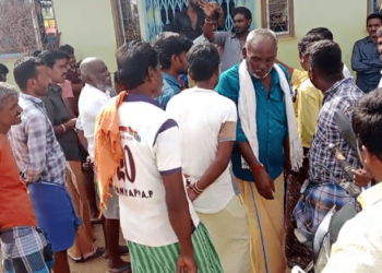 ಬಾಲಕಿ ಕುಕ್ಕಿದ ಕೋಳಿ; ಶಾಲೆಗೆ ಬೀಗ