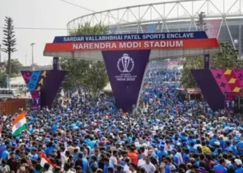 ಸ್ಟೇಡಿಯಂನತ್ತ ಹರಿದು ಬರುತ್ತಿರುವ ಜನ ಸಾಗರ!