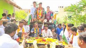 ನಿವೃತ್ತ ಯೋಧನ ಮೆರವಣಿಗೆಯ ವಾಹನ ಚಲಾಯಿಸಿದ ಮಾಜಿ ಸಚಿವ