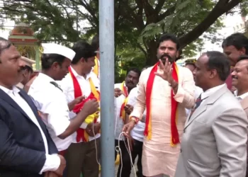 ಕೆಳಗೆ ಬಿದ್ದ ಕನ್ನಡದ ಧ್ವಜ