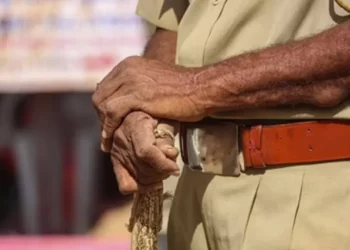 ಸಂಬಳ ಕೇಳಿದ್ದಕ್ಕೆ ಬಾಯಲ್ಲಿ ಚಪ್ಪಲಿ ಹಾಕಿ ಹಲ್ಲೆ