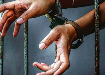 ಕೈದಿಗಳಿಗೆ ಗಾಂಜಾ, ಮೊಬೈಲ್ ನೀಡಲು ಯತ್ನಿಸಿದವರ ಅರೆಸ್ಟ್