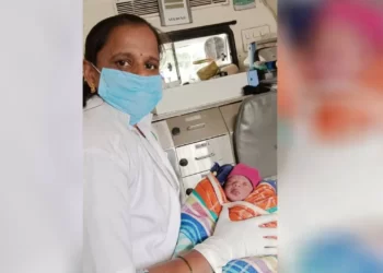 ಆಂಬುಲೆನ್ಸ್ ನಲ್ಲಿಯೇ ಮಗುವಿಗೆ ಜನ್ಮ ನೀಡಿದ ತಾಯಿ