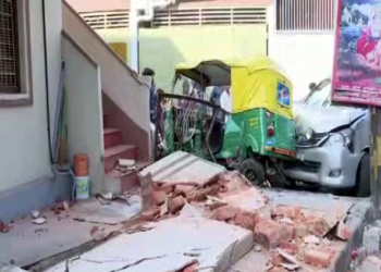 ಕಾರಿನ ಟಯರ್ ಬ್ಲಾಸ್ಟ್; ಮನೆಯ ಕಂಪೌಂಡ್ ಪುಡಿ ಪುಡಿ!